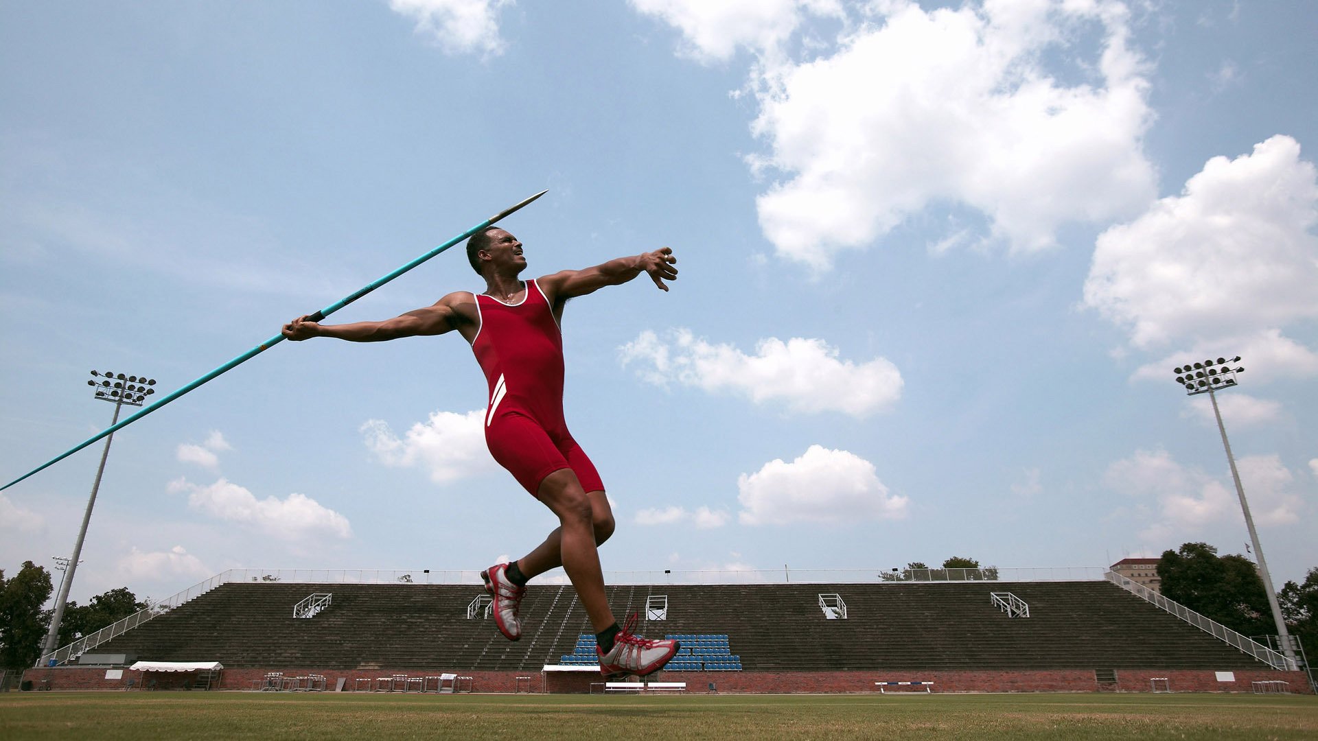 世俱杯战况：巴塞罗那防线稳固，广厦男篮进攻受阻，周冠宇成最佳
